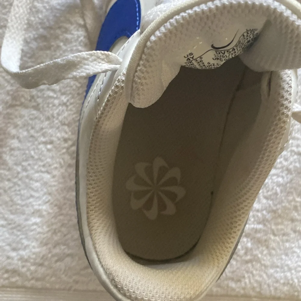 Nike White and Blue Classic Sneakers Low-Top‎ - Picture 6 of 7